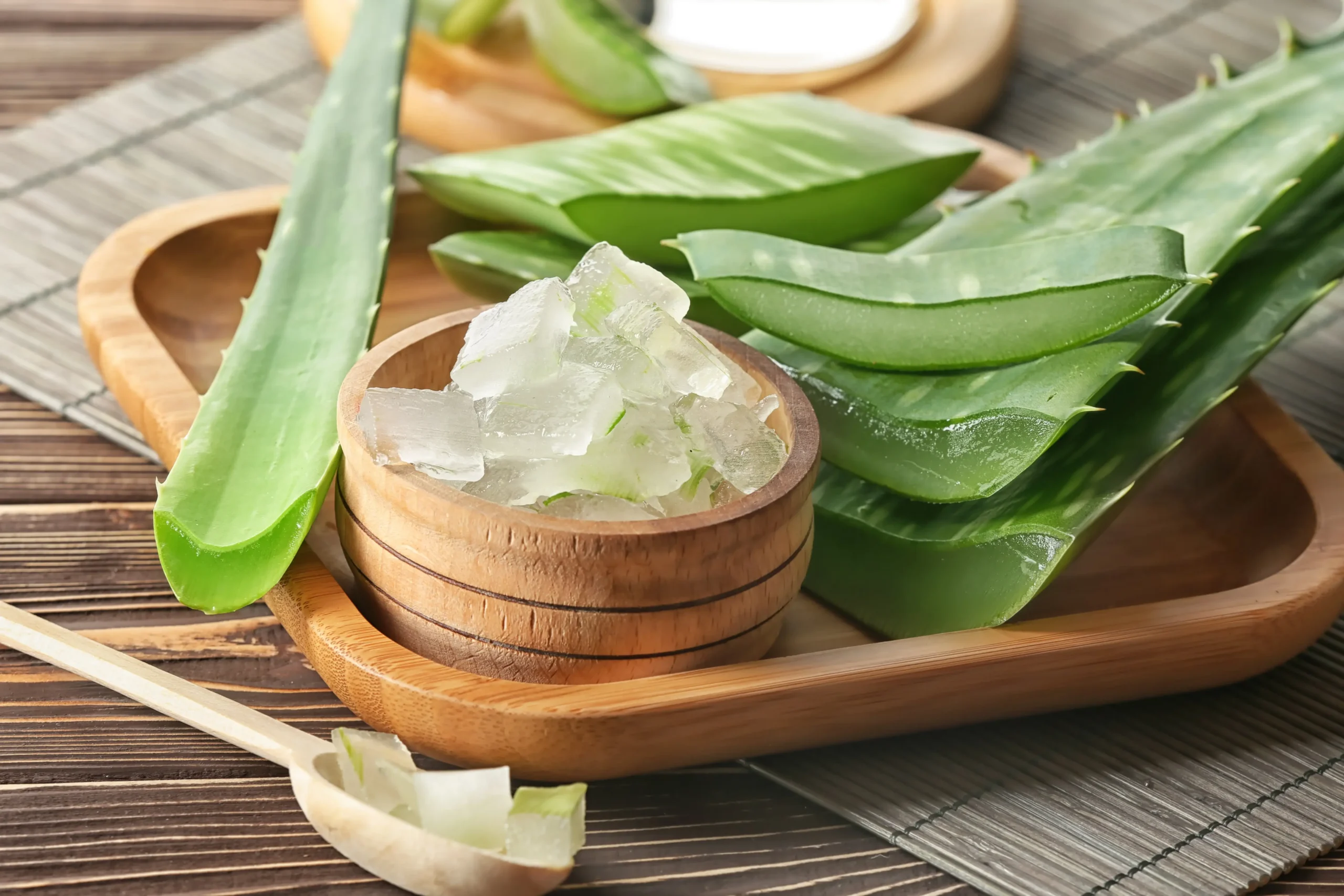 The proper way of how to cut and extract fresh Aloe Vera gel from the leaf  - Aloe Organic MK